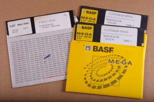 Piaci kalózmásolatok. Balra egy C64 lemez, jobbra meg PC :)